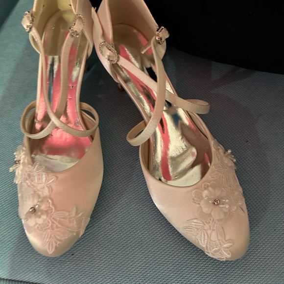 Ivory Bridal Pumps - Picture 1 of 4